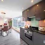 Deluxe Serviced Two Bed Apartment
